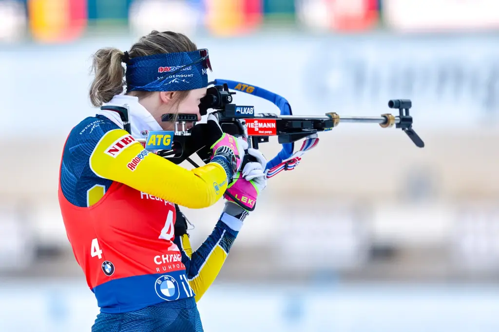 Elvira Öberg aus Schweden beim Stehendschießen im IBU Biathlon-Weltcup