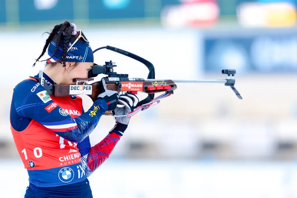 Lou Jeanmonnot aus Frankreich beim Stehendschießen im IBU Biathlon-Weltcup