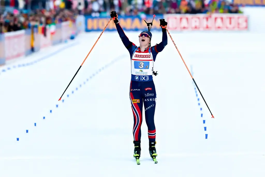 Maren Kirkeeide aus Norwegen jubelt über ihren ersten Sieg im IBU Biathlon-Weltcup