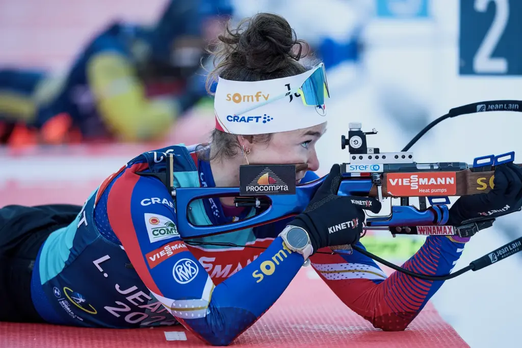 Lou Jeanmonnot aus Frankreich beim Liegendschießen im Biathlon-Wettkampf