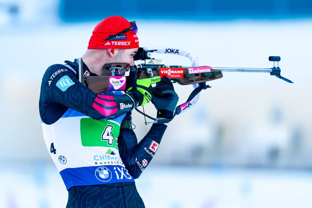 Danilo Riethmüller aus Deutschland beim Stehendschießen im IBU Biathlon-Weltcup
