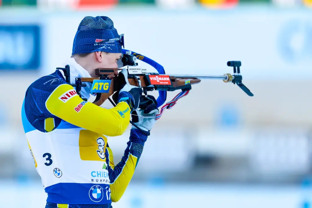 Martin Ponsiluoma aus Schweden beim Stehendschießen im Biathlon-Wettkampf