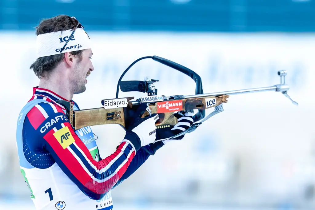 Sturla Holm Lægreid aus Norwegen prüft seine Waffe beim Biathlon-Wettkampf