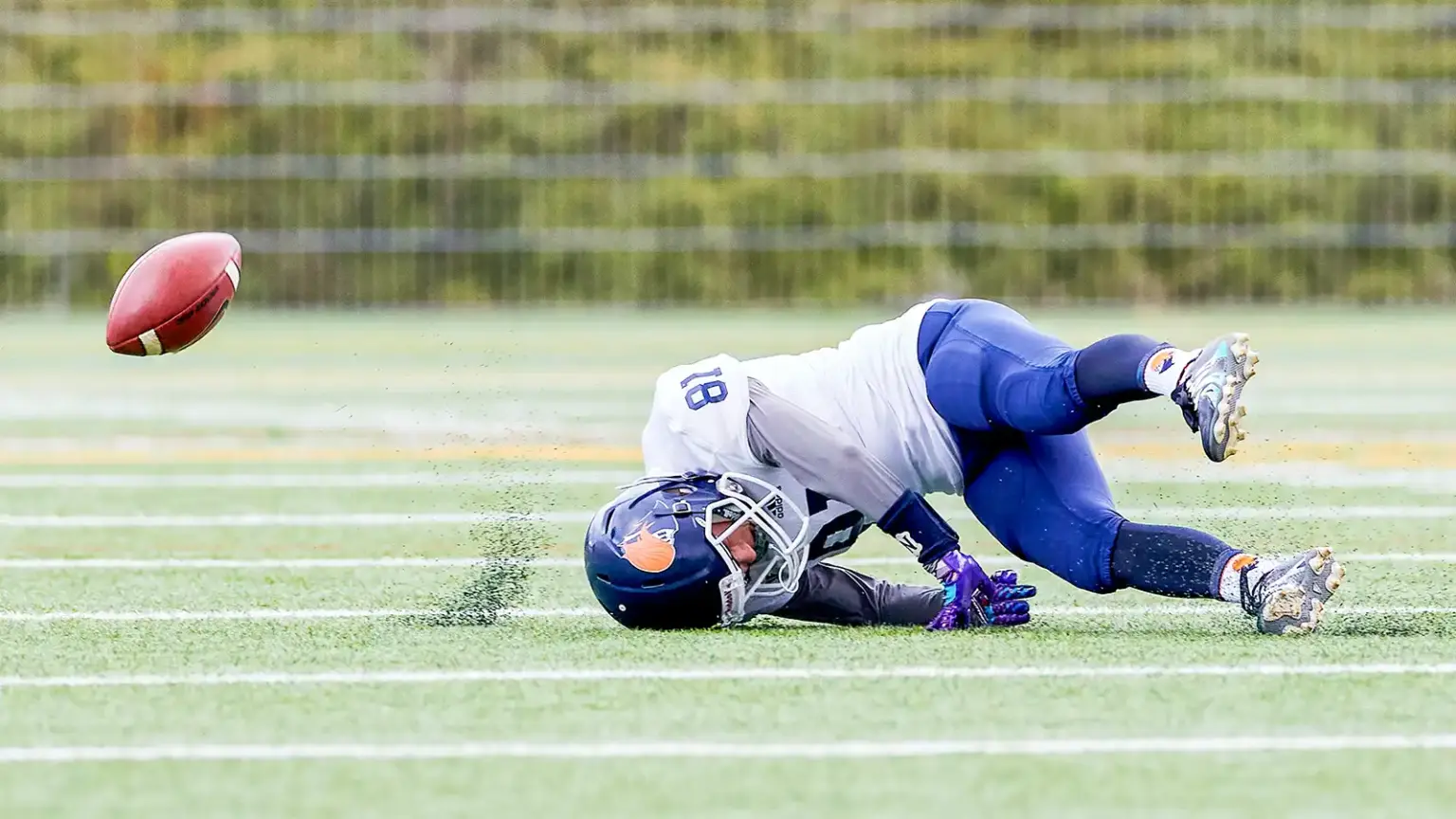 Spielerin im Frauen-American-Football verliert nach einem Tackle den Ball