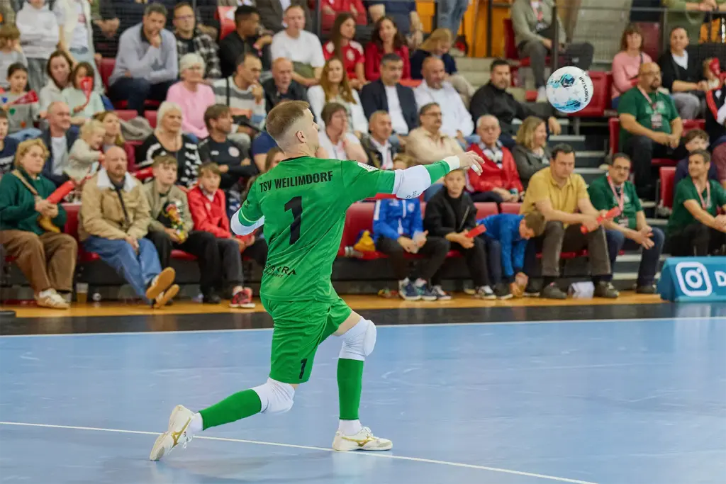 Philipp Pless (TSV Weilimdorf Futsal) eröffnet das Spiel mit einem Abwurf im Finale der Deutschen Futsal-Meisterschaft 2026 in der Porsche-Arena Stuttgart.