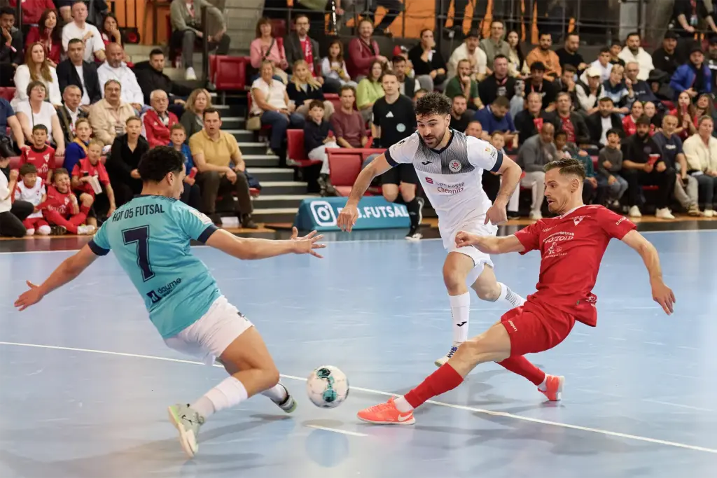 Mergim Dervishaj (TSV Weilimdorf Futsal) im Angriff gegen HOT 05 Futsal im Finale der Deutschen Futsal-Meisterschaft 2026 in der Porsche-Arena Stuttgart.