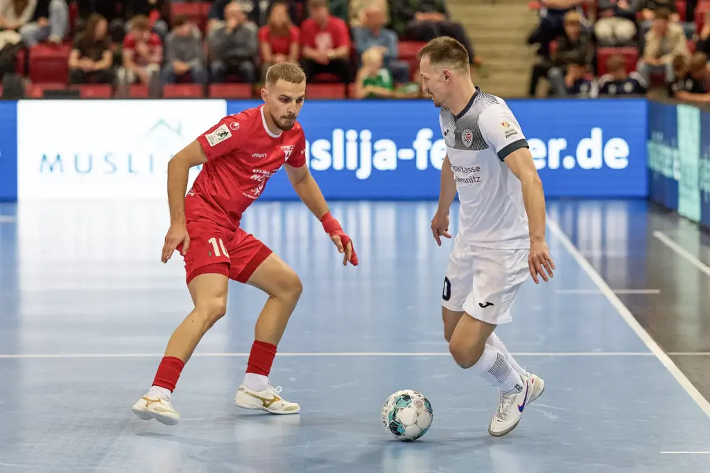 Amer Dzindic (10, TSV Weilimdorf Futsal) im Zweikampf gegen HOT 05 Futsal im Finale der Deutschen Futsal-Meisterschaft 2026 in der Porsche-Arena Stuttgart.