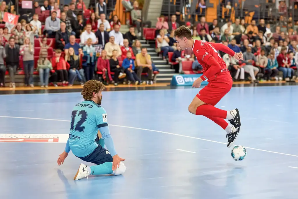TSV-Weilimdorf-Spieler im Angriff gegen den Torhüter von HOT 05 Futsal im Finale der Deutschen Futsal-Meisterschaft 2026.