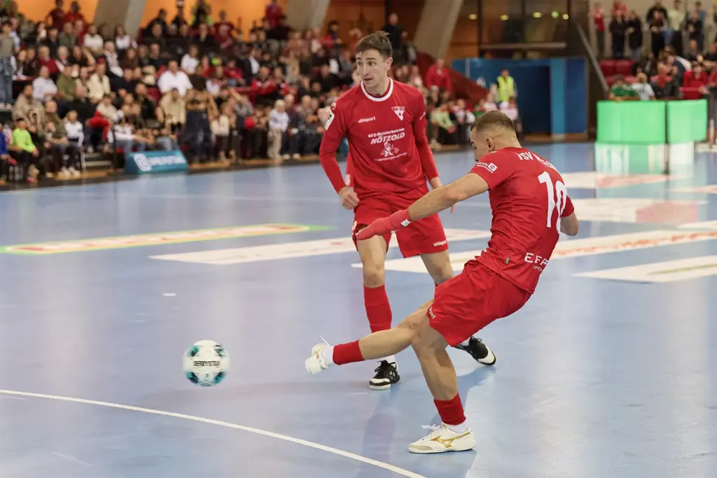 Amer Dzindic (10, TSV Weilimdorf Futsal) beim Torschuss im Finale der Deutschen Futsal-Meisterschaft 2026 gegen HOT 05 Futsal in der Porsche-Arena Stuttgart.