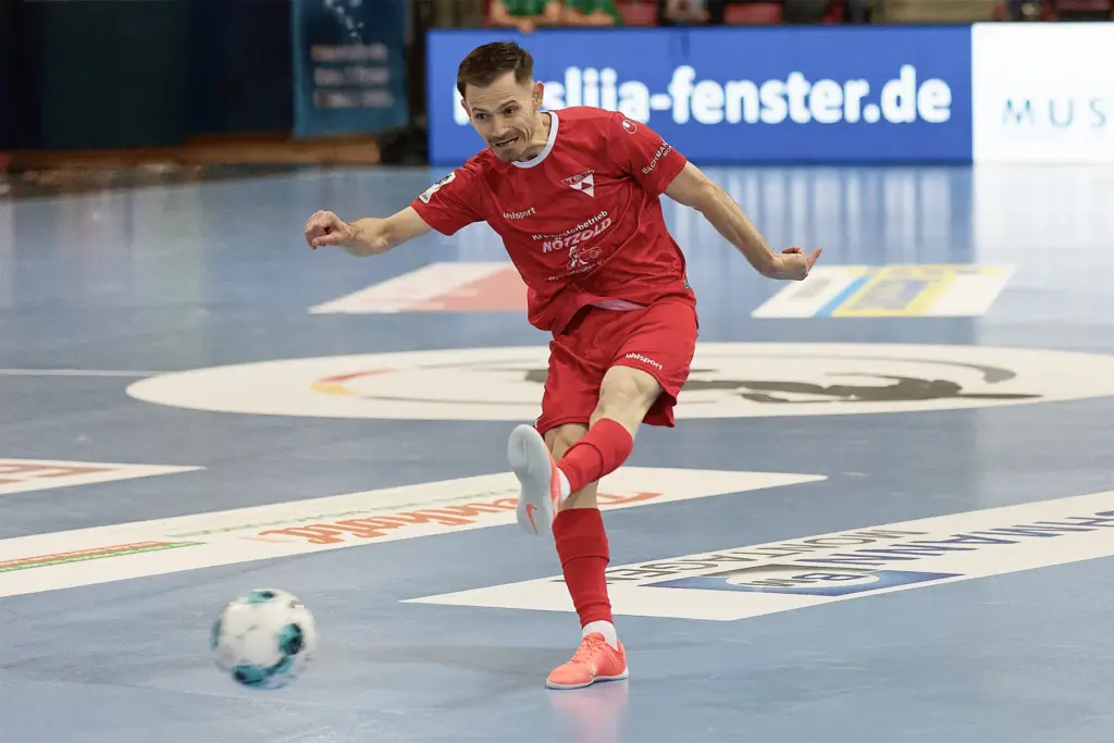 Mergim Dervishaj (TSV Weilimdorf Futsal) beim Torschuss im Finale der Deutschen Futsal-Meisterschaft 2026 in der Porsche-Arena Stuttgart.