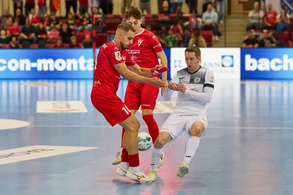 Amer Dzindic (TSV Weilimdorf Futsal) im Zweikampf gegen HOT 05 Futsal im Finale der Deutschen Futsal-Meisterschaft 2026 in der Porsche-Arena Stuttgart.