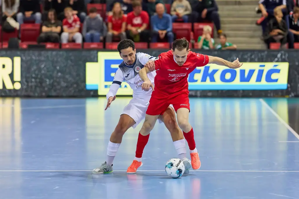 Mergim Dervishaj (TSV Weilimdorf Futsal) im Zweikampf gegen HOT 05 Futsal im Finale der Deutschen Futsal-Meisterschaft 2026 in der Porsche-Arena Stuttgart.