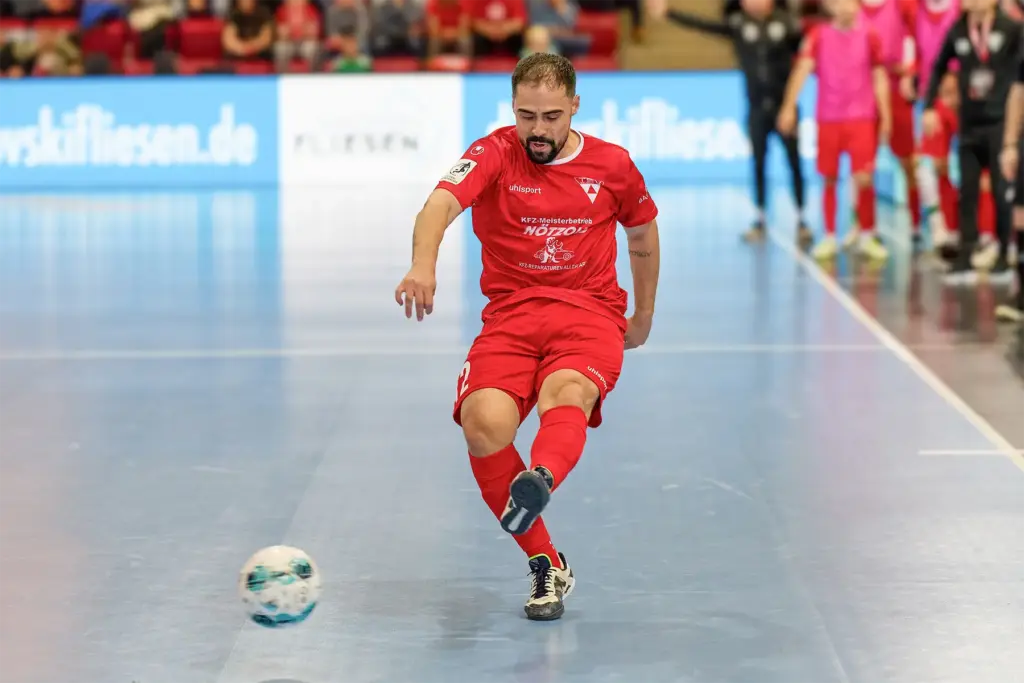 Kennedy Alves Ribeiro vom TSV Weilimdorf Futsal beim Torabschluss im Finale der Deutschen Futsal-Meisterschaft 2026 in der Porsche-Arena Stuttgart.