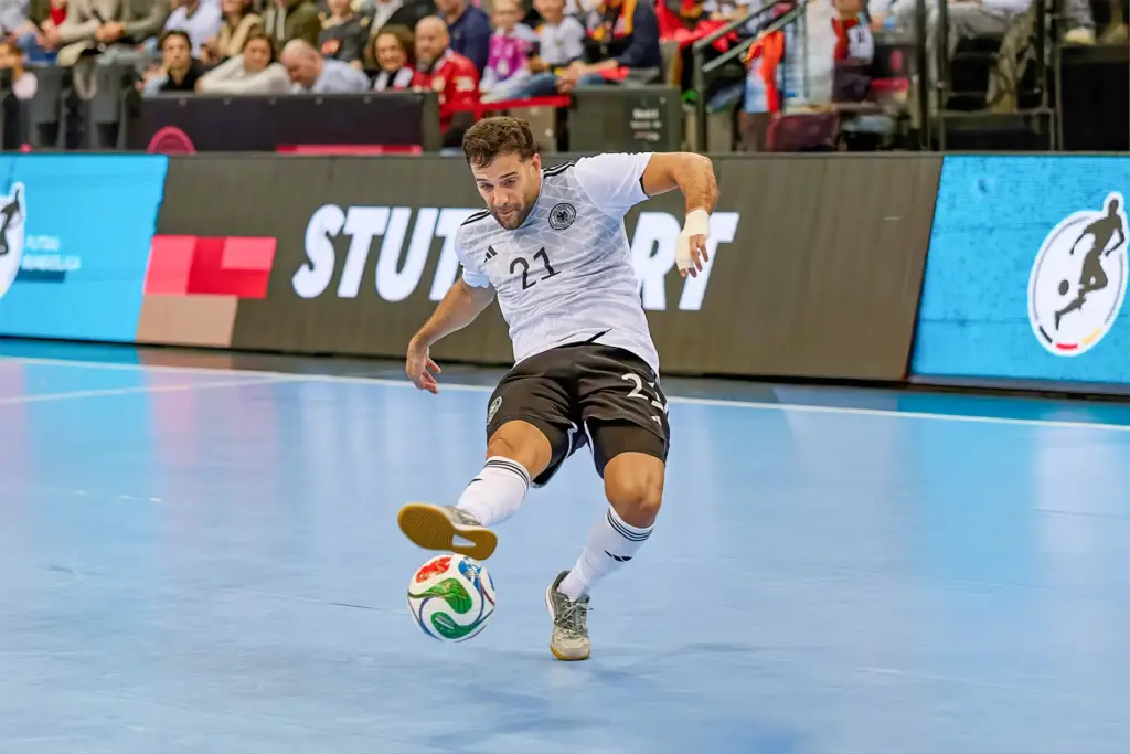 Matias Block (Deutschland) schießt im Futsal-Länderspiel gegen England auf das Tor.