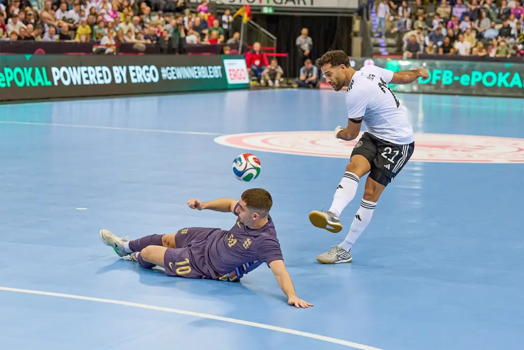 Matias Block (Deutschland) im Torabschluss gegen Eduardo Costa Amorim (England) beim Futsal-Länderspiel Deutschland gegen England.