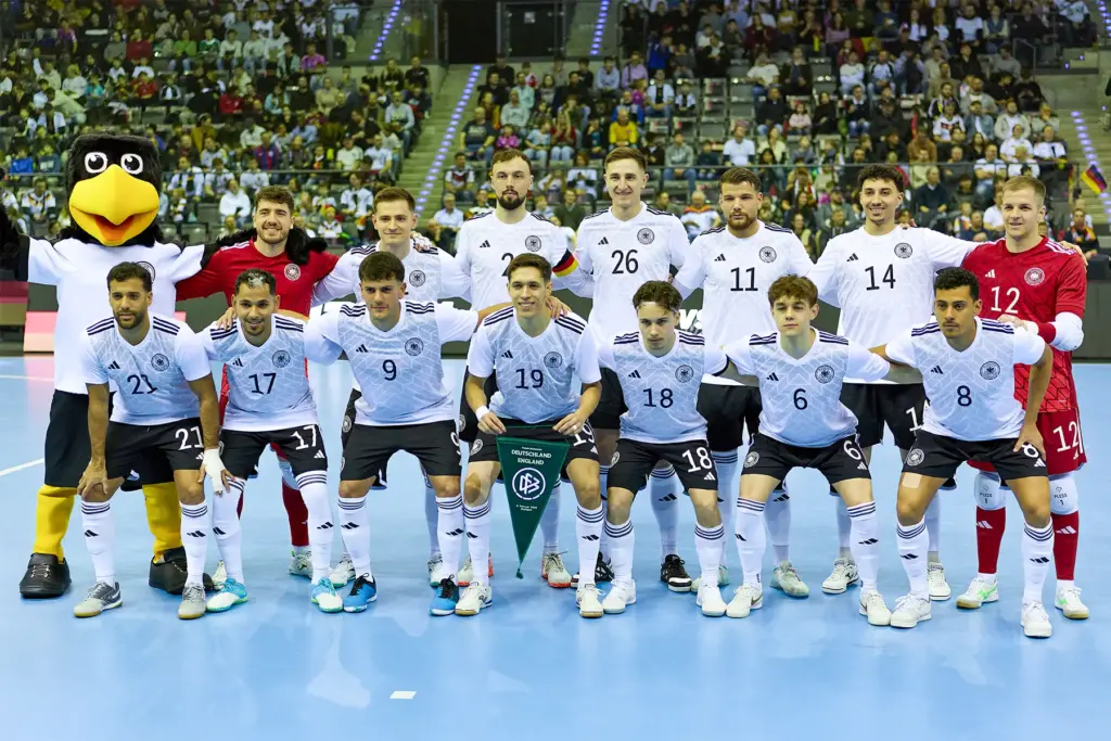 Deutsche Futsal-Nationalmannschaft vor dem Länderspiel gegen England beim offiziellen Teamfoto.