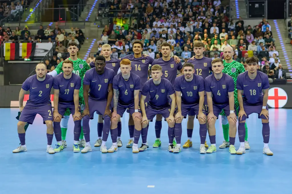 Englische Futsal-Nationalmannschaft vor dem Länderspiel gegen Deutschland beim offiziellen Teamfoto.