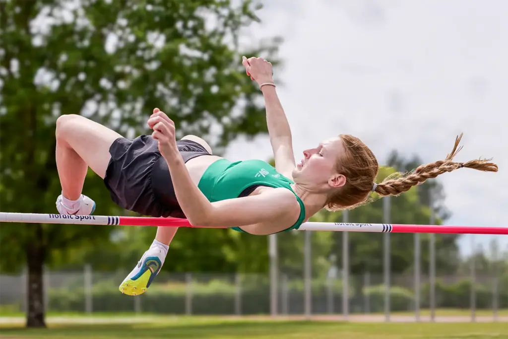 Hochspringerin überquert die Latte beim Leichtathletik-Wettkampf