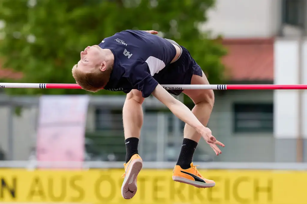 Hochspringer überquert rückwärts die Latte beim Hochsprung-Wettkampf