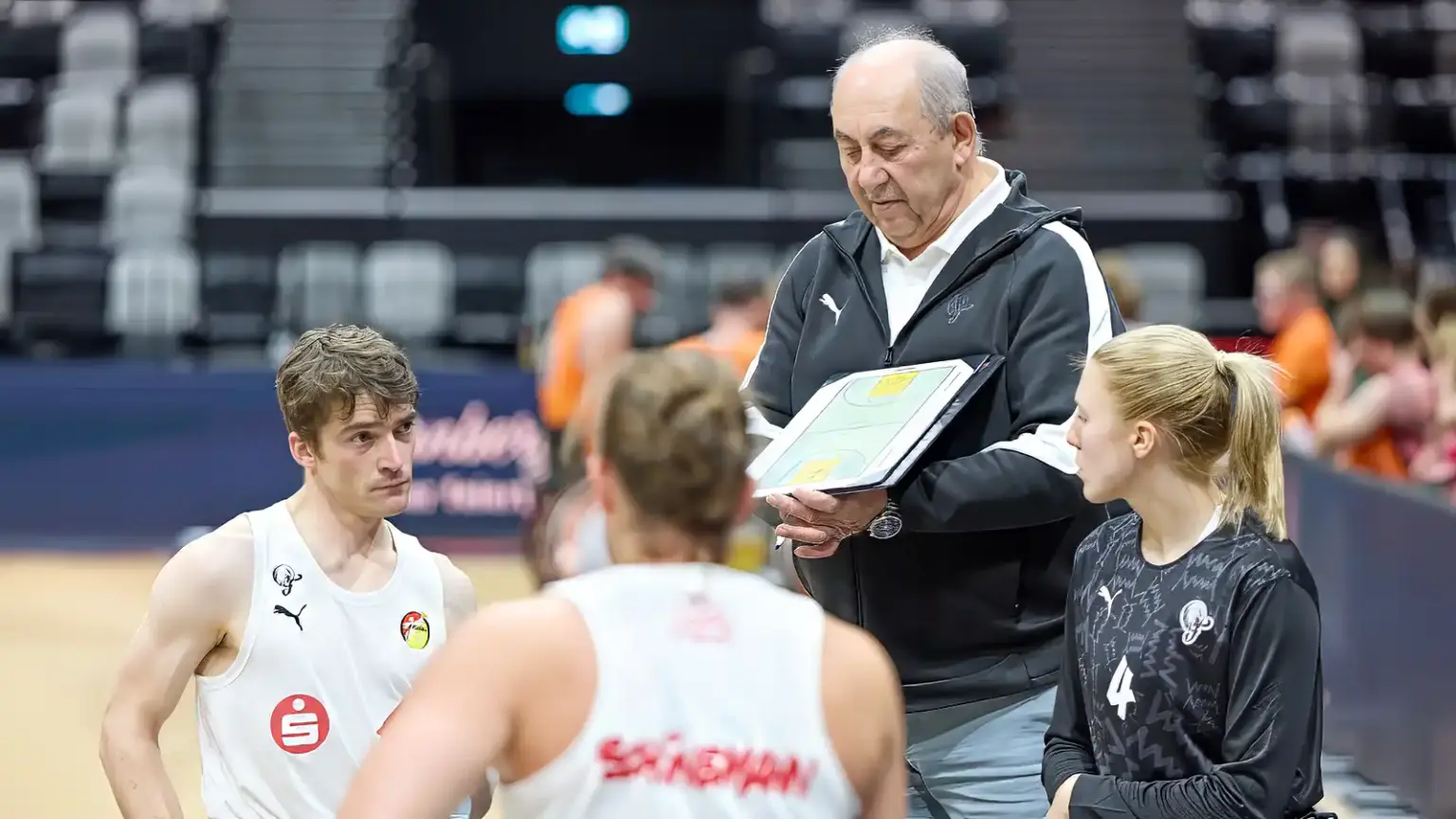 Rollstuhlbasketballspieler dribbelt mit hoher Geschwindigkeit während eines RBBL2-Spiels