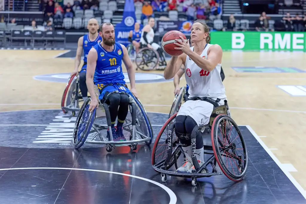 Rollstuhlbasketballspielerin wirft während eines RBBL2-Spiels auf den Korb