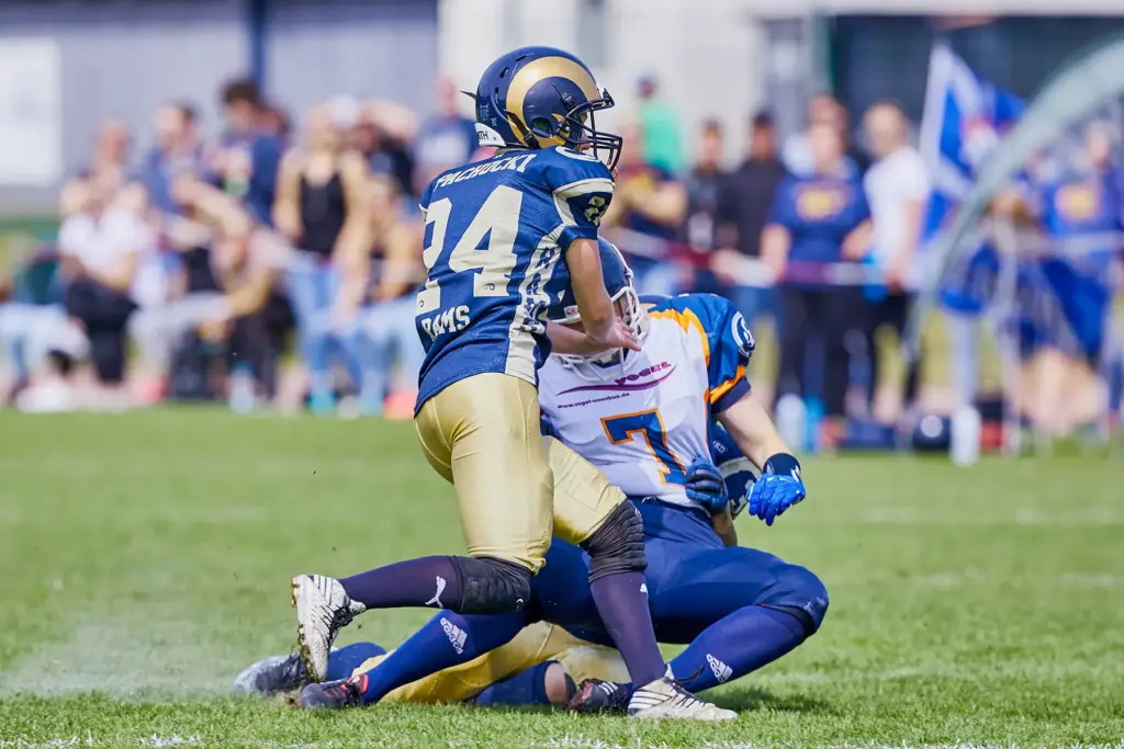 Eine Spielerin der Nürnberg Rams Ladies wird im Spiel gegen die Erlangen Sharks Ladies von mehreren Gegenspielerinnen gestoppt.