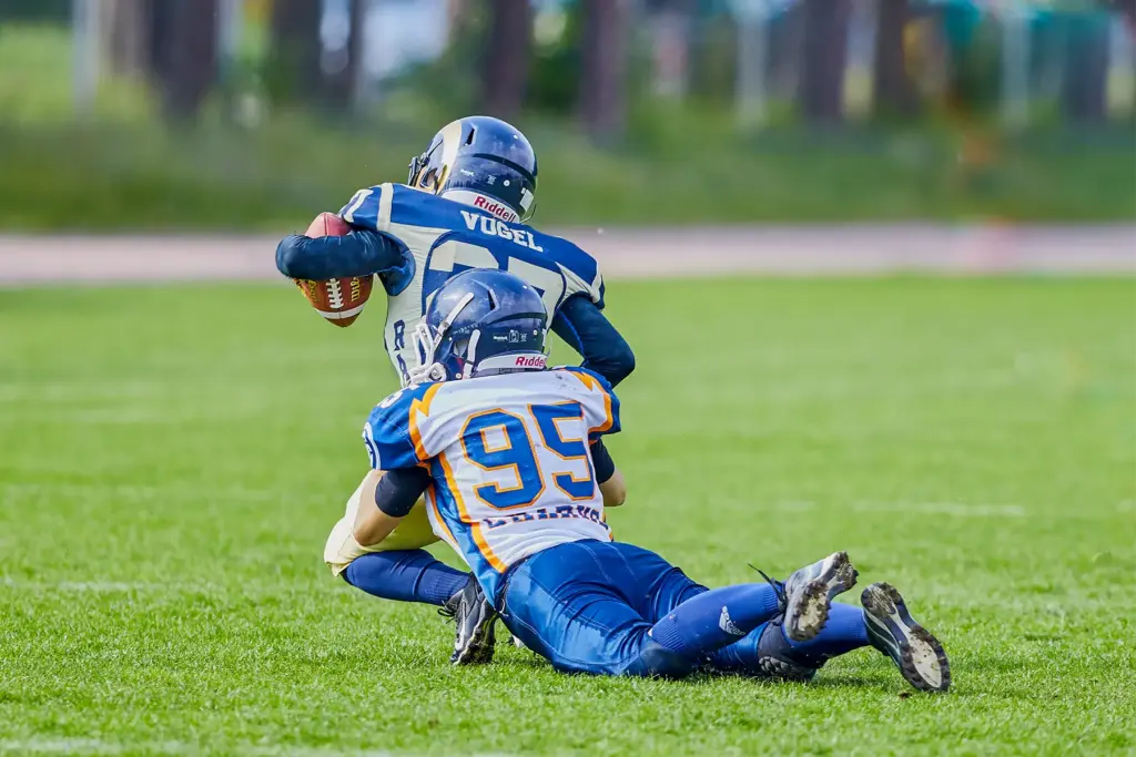 Eine Spielerin der Nürnberg Rams Ladies läuft mit dem Football, während eine Spielerin der Erlangen Sharks Ladies zum Tackle ansetzt.